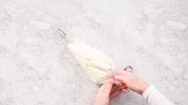 Düz yatıyordu. Adım adım. Boru torbasında beyaz tereyağı kreması, metal uçlu..