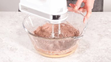 Adım adım. Tek boynuzlu at gökkuşağı çikolatalı keklerin karışımı..