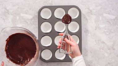 Düz yatıyordu. Adım adım. Kek kuyruğuna çikolatalı kek hamuru atmak..