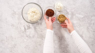 Düz yatıyordu. Adım adım. Tek boynuzlu at gökkuşağı çikolatalı kekleri hazırlamak için gerekli malzemeler tezgahta..