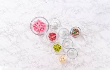 Sıcak çikolata bombaları hazırlamak için bardaktaki malzemeler..