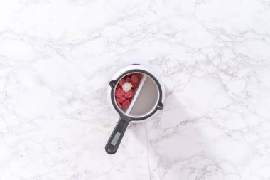 Çikolata, sıcak çikolata bombaları hazırlamak için bir şeker tenceresinde erir..