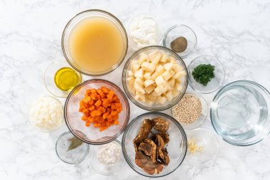 Düz yatıyordu. Kremalı yaban mantarı çorbası hazırlamak için bardaktaki ölçülü malzemeler..