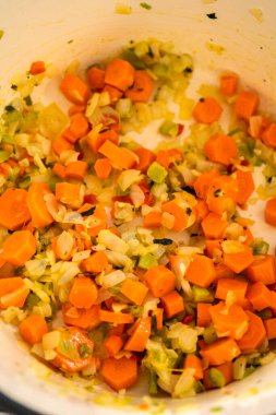 Hollanda usulü fırında kluski şehriyeli tavuk çorbası pişirmek..