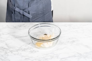 Makarna salatasıyla tavuk sosu yapmak için büyük bir bardakta karıştırma malzemesi..