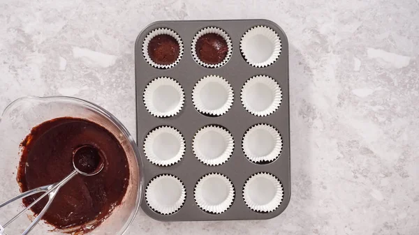 Düz yatıyordu. Adım adım. Kek kuyruğuna çikolatalı kek hamuru atmak..