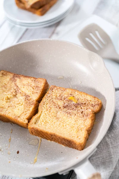 Wentelteefjes Bakken Een Aanbaklaag Koekenpan — Stockfoto