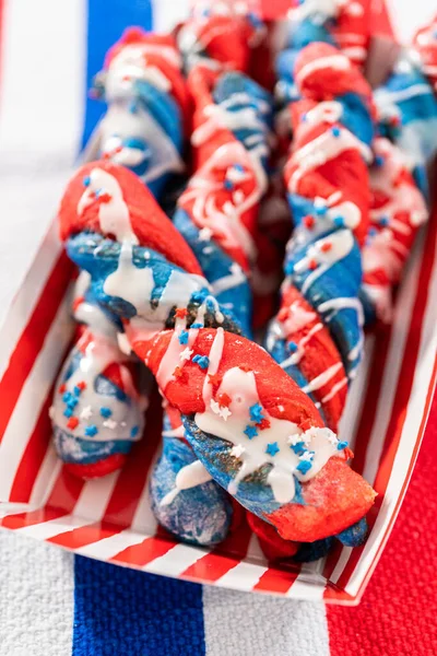 Torceduras Patrióticas Canela Rociadas Con Esmalte Blanco Decoradas Con Salpicaduras —  Fotos de Stock