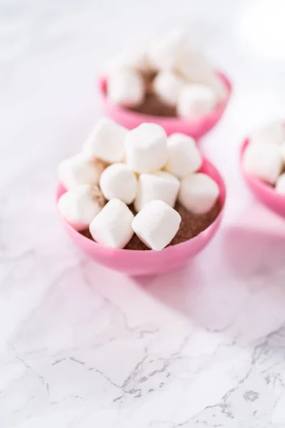 Preenchimento Conchas Chocolate Rosa Com Mistura Chocolate Quente Mini Marshmallows — Fotografia de Stock