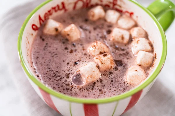 Sıcak Çikolatalı Noel Bombalarını Noel Bardağında Sıcak Sütle Hazırlıyorum — Stok fotoğraf