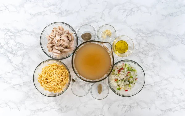 Deitado Ingredientes Medidos Tigelas Mistura Vidro Para Fazer Sopa Macarrão — Fotografia de Stock