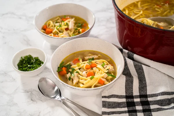 Servir Sopa Fideos Pollo Con Fideos Kluski Tazones Cerámica Blanca — Foto de Stock