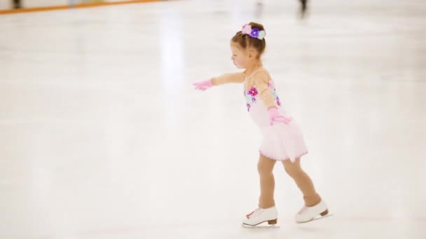 Klein Meisje Oefenen Kunstschaatsen Een Indoor Schaatsbaan — Stockvideo