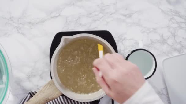 Stap Voor Stap Karameliserende Suiker Een Kleine Kookpot Boven Het — Stockvideo