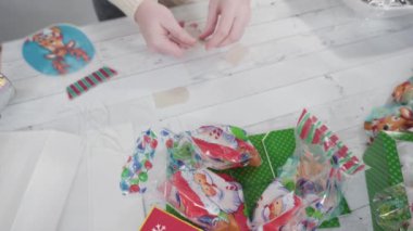Ev yapımı şekerleme ve kurabiyeleri Noel hediyesi kutusuna koymak.
