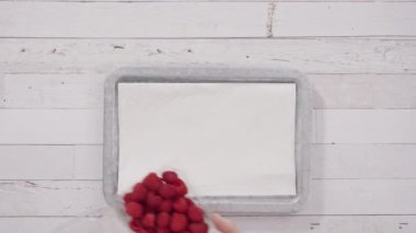 Çikolatalı ahududu keki yapmak için gerekli malzemeler..