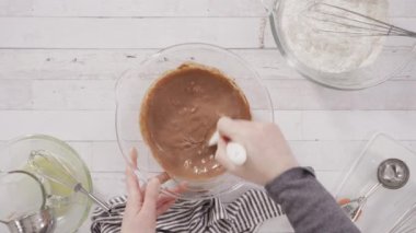 Çikolatalı ahududu kekleri yapmak çikolatalı ganache serpiştirilmiş ve üstüne ahududu serpiştirilmiş.