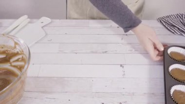 Çikolatalı ahududu kekleri yapmak çikolatalı ganache serpiştirilmiş ve üstüne ahududu serpiştirilmiş.