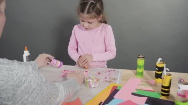 Çocuk kâğıtları. Boş tuvalet kağıdı rulolarından ve inşaat kağıdından kağıt hataları yapmak.