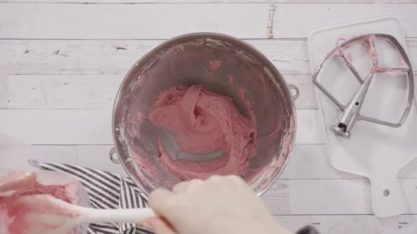 Het Maken Van Gastronomische Chocolade Frambozen Cupcakes Besprenkeld Met Chocolade — Stockvideo