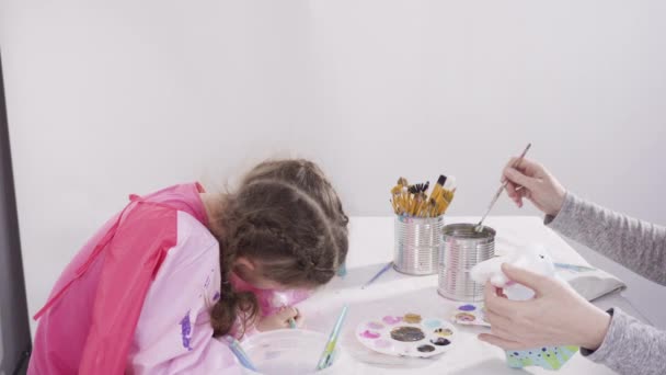Liten Flicka Som Arbetar Med Sitt Konstprojekt För Distansundervisning Hemma — Stockvideo
