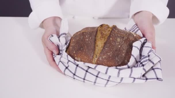 Čerstvě Upečený Smažený Pšeničný Chléb — Stock video