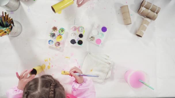 Kinder Basteln Leere Toilettenpapierrollen Mit Acrylfarbe Bemalen Papierkäfer Erzeugen — Stockvideo