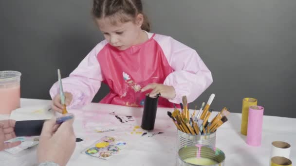 Scartoffie Bambini Fare Insetti Carta Dai Rotoli Carta Igienica Vuoti — Video Stock