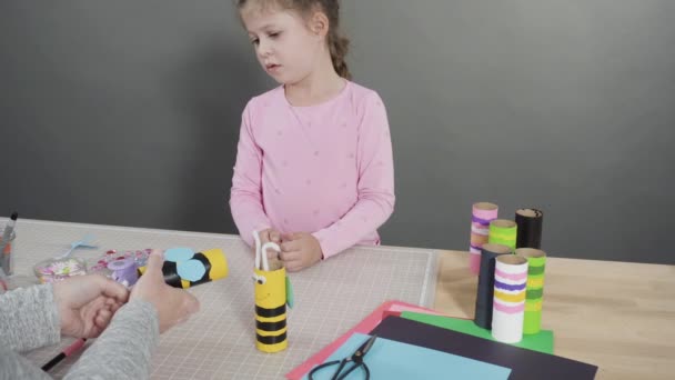 Papelaria Infantil Fazendo Insetos Papel Partir Dos Rolos Papel Higiênico — Vídeo de Stock