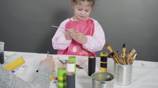 아이들은 종이로 뗏목입니다 화장지를 사용하여 뭉치와 용지를 만들고 — 비디오