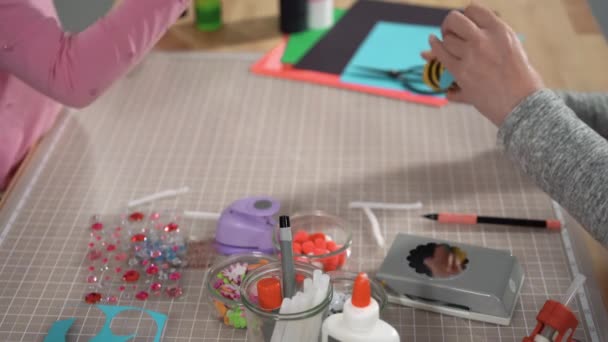 Дитячий Паперовий Майстер Виготовлення Паперових Жучків Порожніх Рулонів Туалетного Паперу — стокове відео