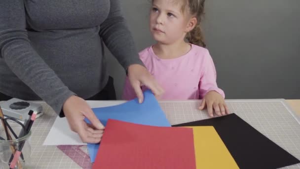 Κοριτσάκι Που Φτιάχνει Χειροποίητη Κάρτα Ημέρα Του Πατέρα Από Χαρτί — Αρχείο Βίντεο
