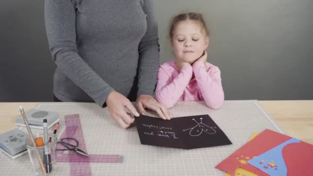 Bambina Che Una Carta Fatta Mano Festa Del Papà Dalla — Video Stock