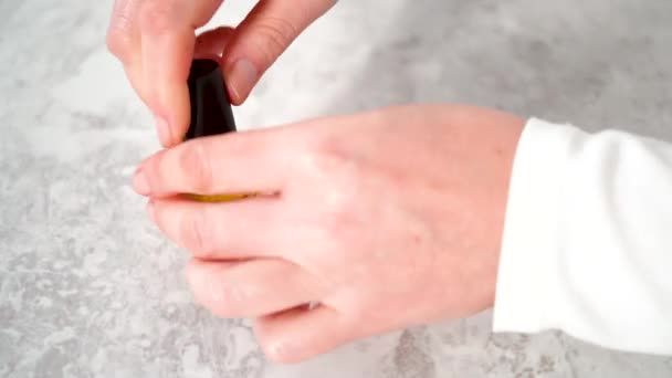 Frau Beendet Ihre Maniküre Hause Mit Einfachen Manikürwerkzeugen Nägel Mit — Stockvideo