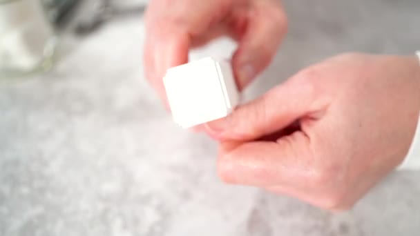 Frau Beendet Ihre Maniküre Hause Mit Einfachen Manikürwerkzeugen Puffern Von — Stockvideo