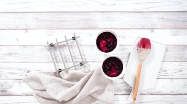 Donmuş böğürtlenlerin karışımını yapışmaz bir tencerede hazırlıyorum..