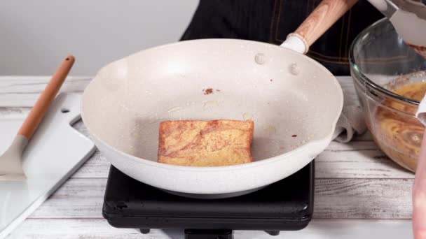 ノンスティックフライパンでフレンチトーストを炒める — ストック動画