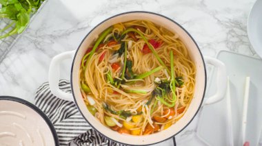 Düz yatıyordu. Adım adım. Maden işlemeli, dökme demir bir fırında makarna tarifi pişiriyorum..