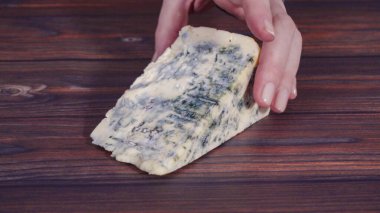 Köy ahşap arka planda büyük bir dilim mavi peynir..