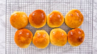 Düz yatıyordu. Adım adım. Mutfak rafında taze pişmiş çörekler serinliyor..