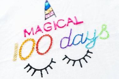 100 günlük okul kutlaması için kız tişörtleri süslüyorsun..