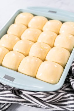 Fırında pişirmeden önce yumurta ve süt karışımıyla yemek rulolarını fırçalamak.