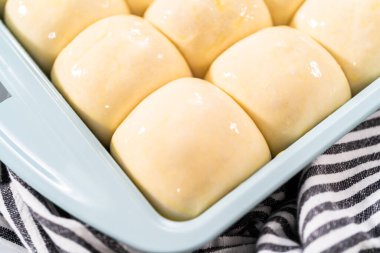 Fırında pişirmeden önce yumurta ve süt karışımıyla yemek rulolarını fırçalamak.