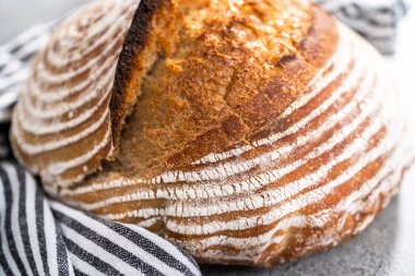 Taze fırınlanmış buğday ekmeği ekmeği ve ekmek koruma sepetinden işaretler..