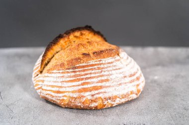 Taze fırınlanmış buğday ekmeği ekmeği ve ekmek koruma sepetinden işaretler..