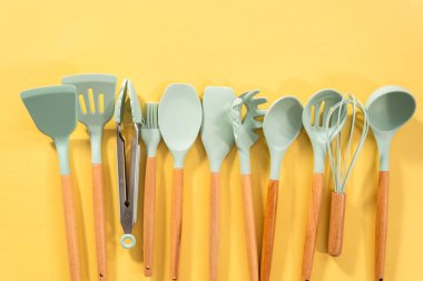 Düz yatıyordu. Ahşap saplı silikon pişirme aletleri.