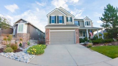 Bir yaz sabahı tipik bir banliyö mahallesi manzarası.