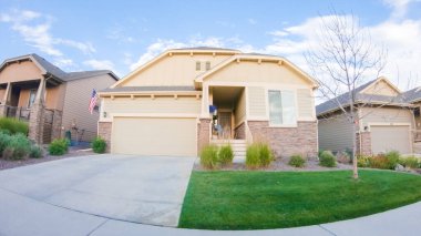 Bir yaz sabahı tipik bir banliyö mahallesi manzarası.