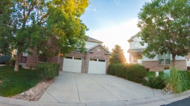 Bir yaz sabahı tipik bir banliyö mahallesi manzarası.