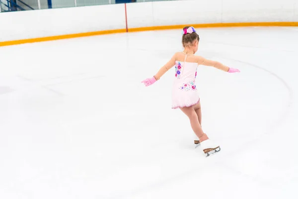 Menina Vestido Muito Rosa Com Flores Praticando Patinação Artística Move — Fotografia de Stock